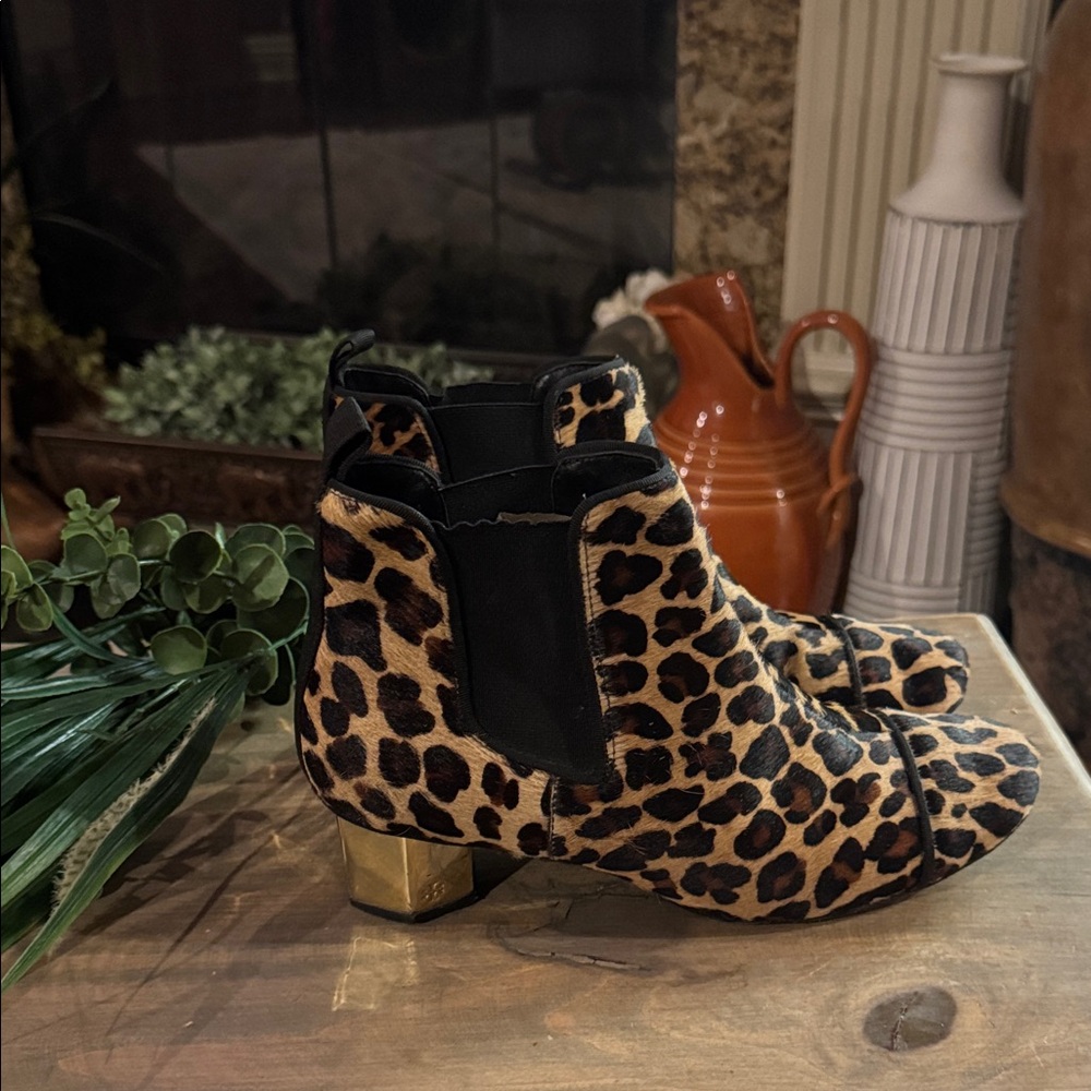 Tory Burch Regina Booties SZ 8.5 Women’s Leopard Print Calf Hair Gold Heel.